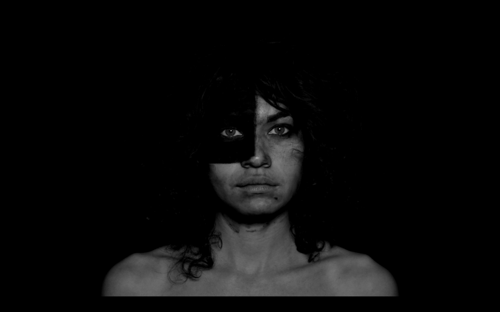 Proposition pour 3 Kilos de peau mettant en scène une le visage d'une femme sur un fond noir