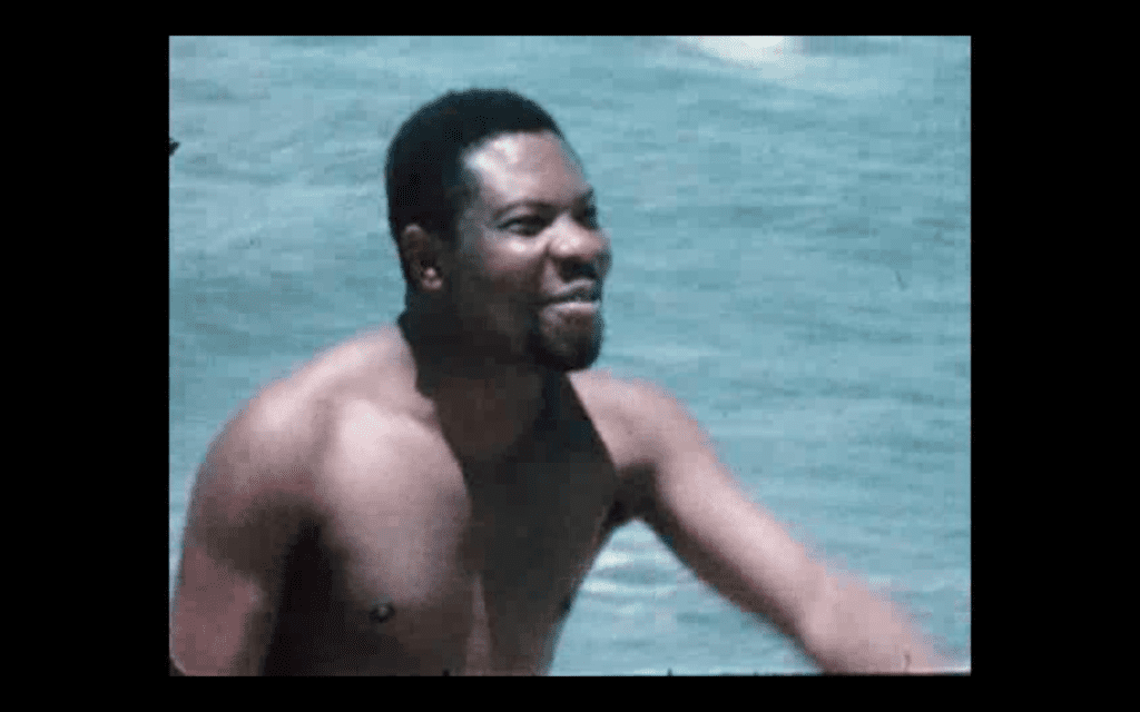 Un homme noir qui se baigne dans l'eau