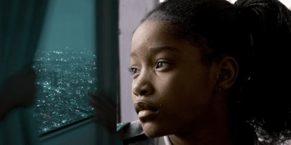 Lana, une adolescente regardant une ville sombre de la fenêtre