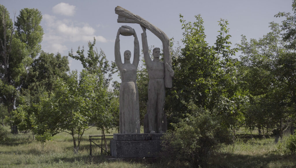 Deux statues en pierre dans une forêt