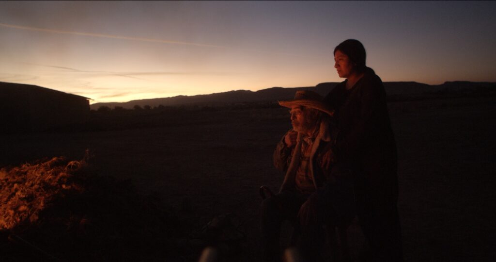 Extrait du Cinquième Soleil mettant en scène deux personnes regardant l'horizon sous un coucher de soleil
